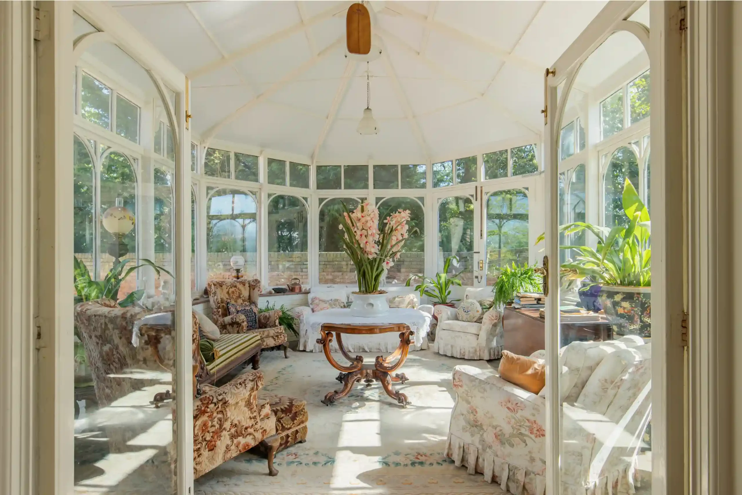 Stanley Kubrick’s former Elstree mansion with a pool, lush gardens, and film history is for sale at £6.95m, just in time for London’s sizzling summer heatwave.